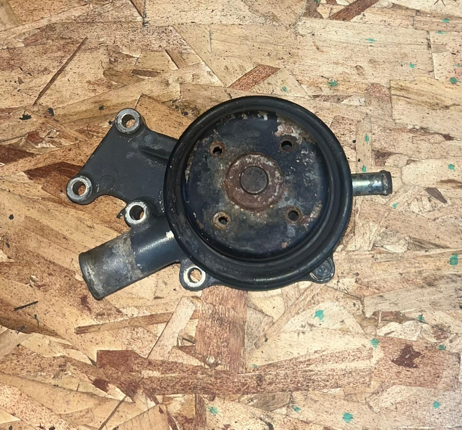 Kubota D902 Engine Water Pump Assy - Image 2