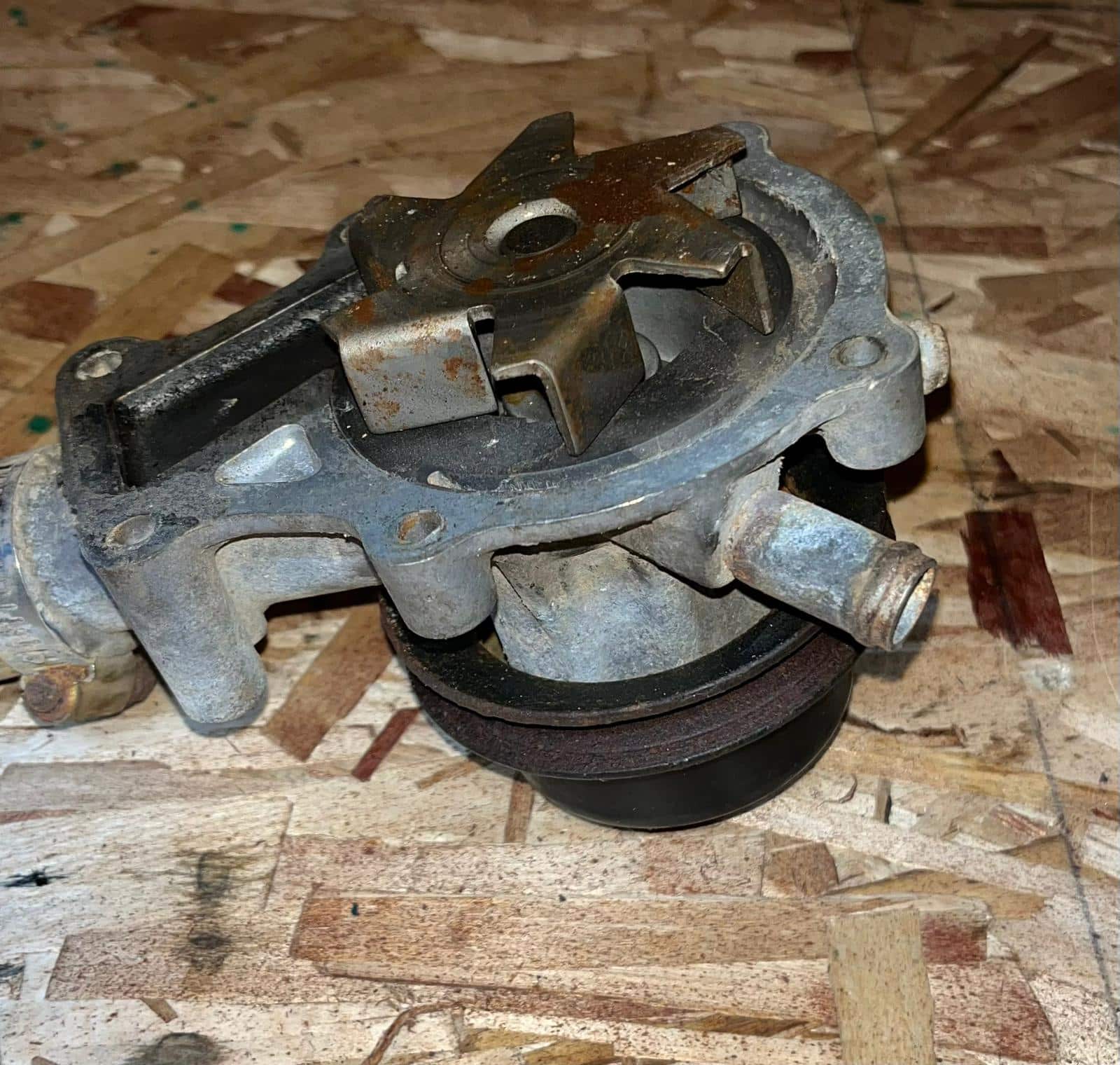 Kubota D1105 Engine Water Pump Assy - Image 3