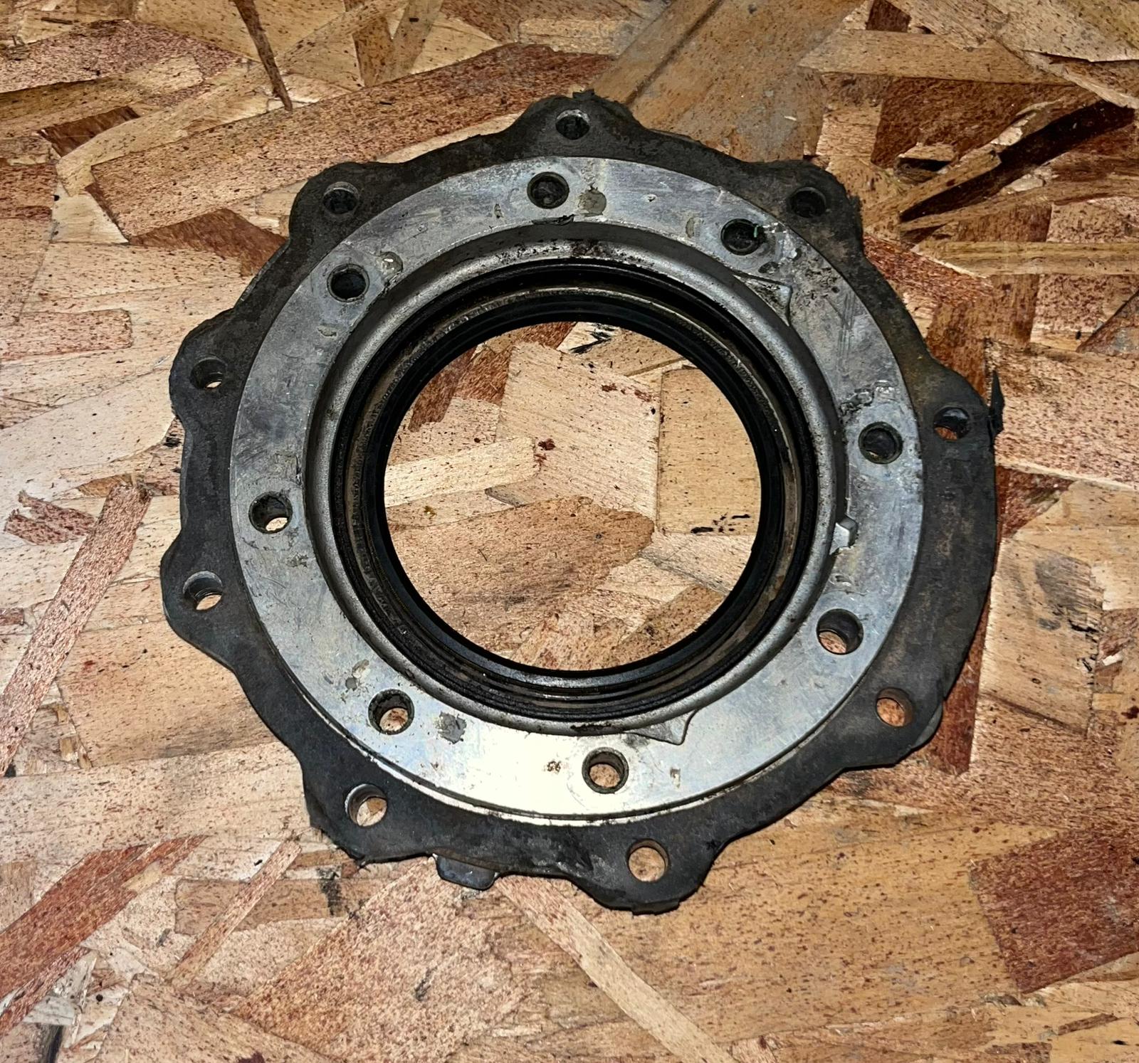 Kubota D1105 Bearing Case Cover W/Gasket - Image 2