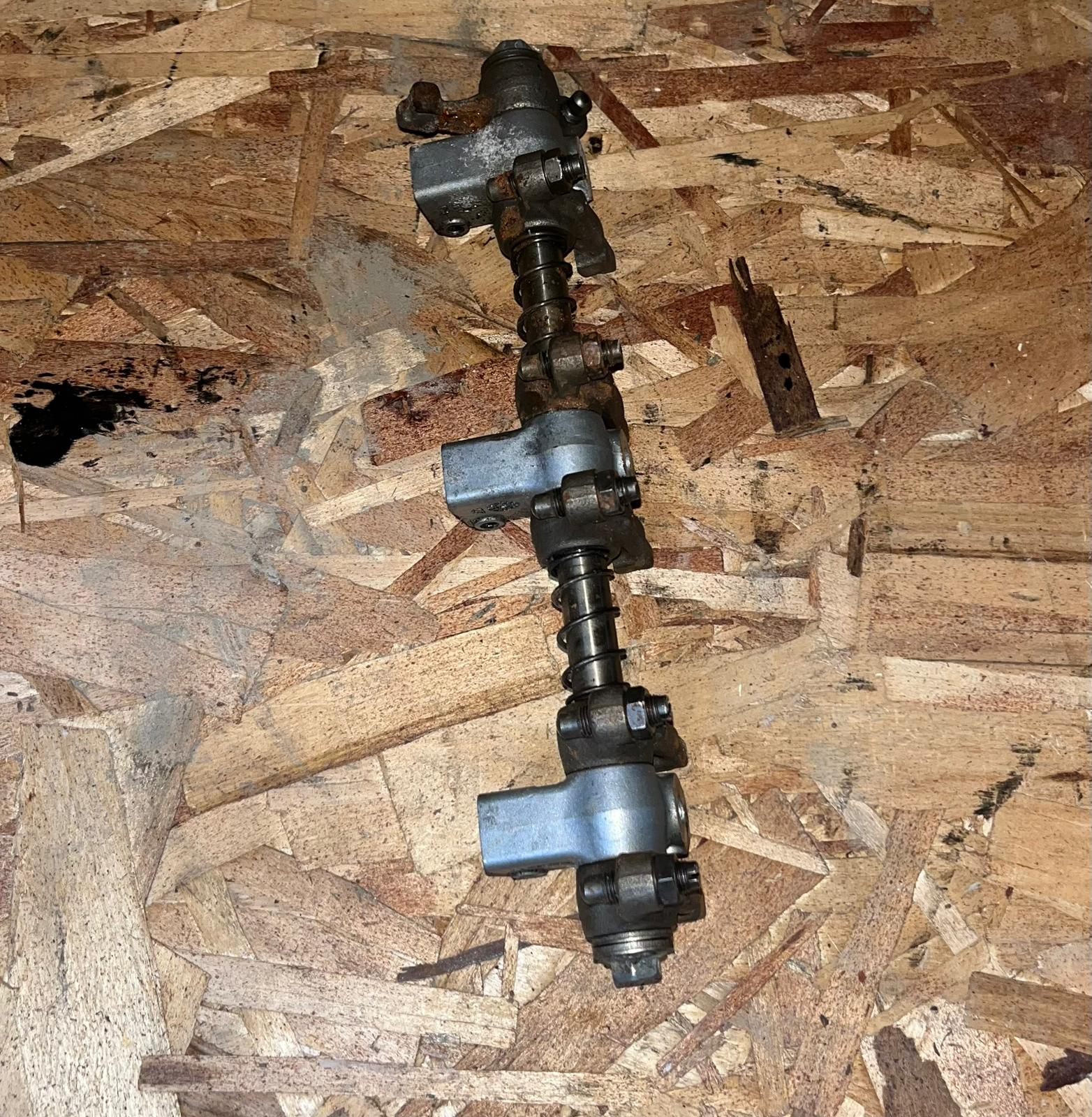 Kubota D1105 Engine Rocker Arm/Shaft Assy - Image 2