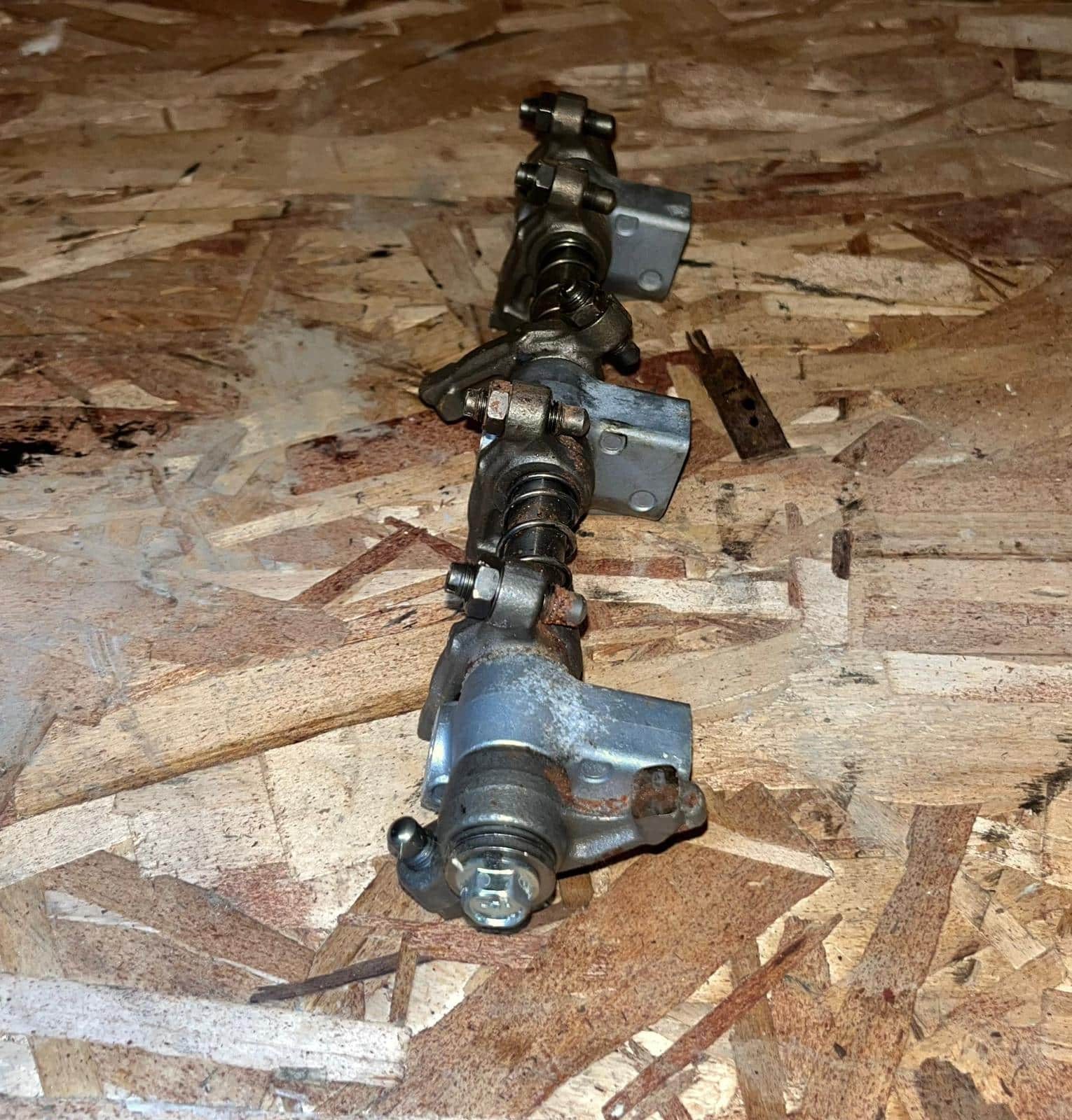 Kubota D1105 Engine Rocker Arm/Shaft Assy - Image 4