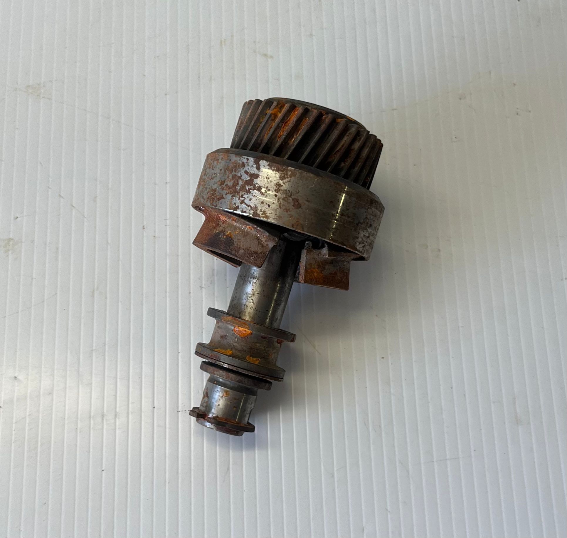Kubota D1105 Governor Shaft Assembly - Image 2