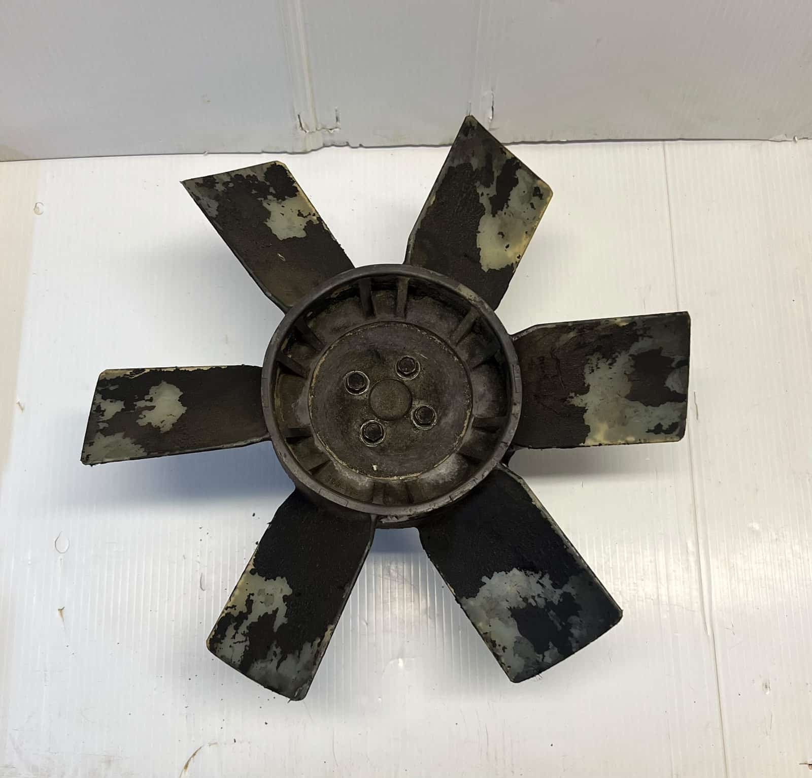 Kubota D1105 Water Pump Assy and Fan - Image 2